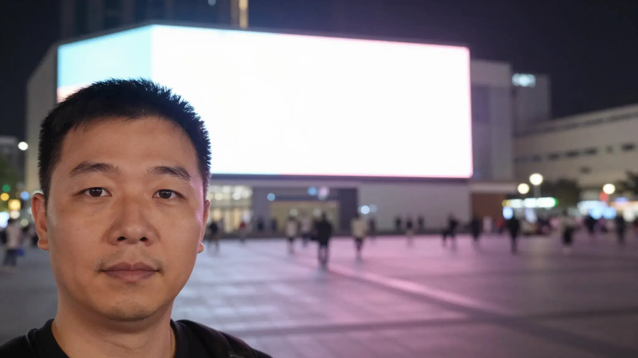 Vista previa de Selfi en una valla publicitaria de Times Square con IA
